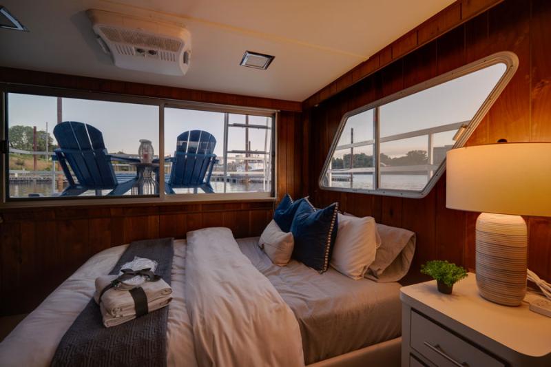 Houseboat-AirBnB-bedroom
