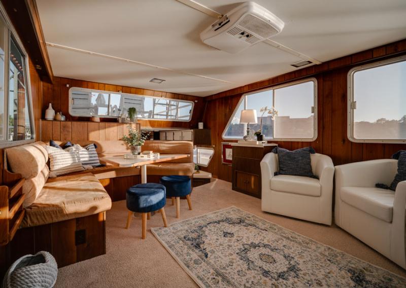 Houseboat-AirBnB-living-room